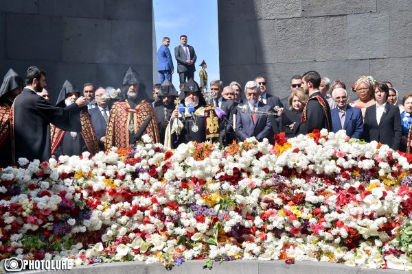 Ջորջ Քլունին ու Շառլ Ազնավուրը ուղեկցում էին Սերժ Սարգսյանին (Տեսանյութ)