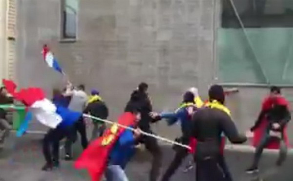 Քրդերը խանգարել են Փարիզում ՀՀ դեսպանատան դիմաց ադրբեջանցիների ցույցը (Տեսանյութ). Hürriyet