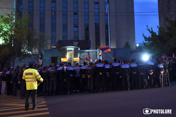 Հայ ոստիկաններն առանձնապես չէին փորձում իրենց կրծքով պաշտպանել Ռուսաստանի դրոշը. «Ժողովուրդ»