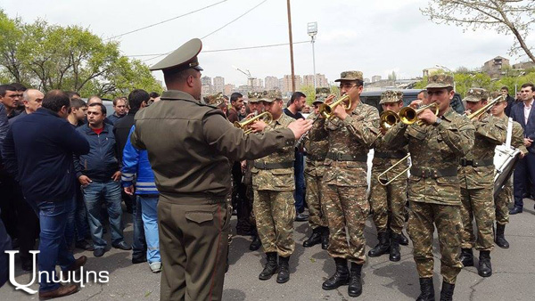 Իր մոտ գտնվող նռնակով իրեն եւ մի քանի թշնամու վերացրած Ռոբերտ Աբաջյանին հուղարկավորեցին