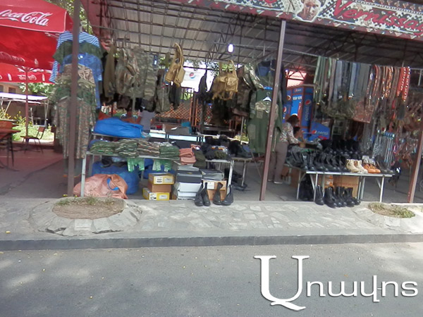Վերնիսաժում շարունակում են  զինվորի համազգեստ,  կոշիկ եւ ներքնաշոր վաճառել