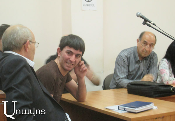 Ինքնավնասման փորձ ու ծեծկռտուք դատարանում Գուրգեն Արսենյանի թիկնապահի գործով նիստի ժամանակ