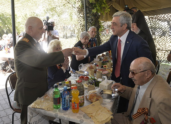 Սերժ Սարգսյանը շնորհավորել է զինվորական վրանային ճաշի սեղանի շուրջ հավաքված վետերաններին, ճաշել ու զրուցել նրանց հետ