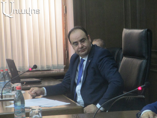 «Մեկն ուռուցքով հիվանդանում է, ինչ ունեն-չունեն, տուն ու տեղ ծախում են՝ գնում եվրոպաներ». Մկրտիչ Մինասյան