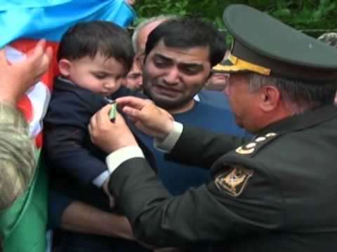 Ինչպես են թաղում ադրբեջանցի կապիտանին. Հոր թաղմանը երեխան ոտանավոր է ասում, թե «դուշմանն ուզում է մեր հողը մտնել» (Տեսանյութ)