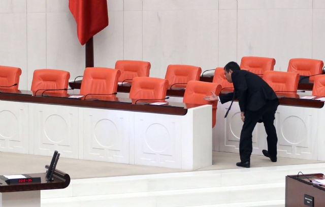 Խորհրդարանի նիստի ընթացքում թուրք պատգամավորը սկսել է փնտրել երկրի կառավարությանը. «Հաբերլեր»