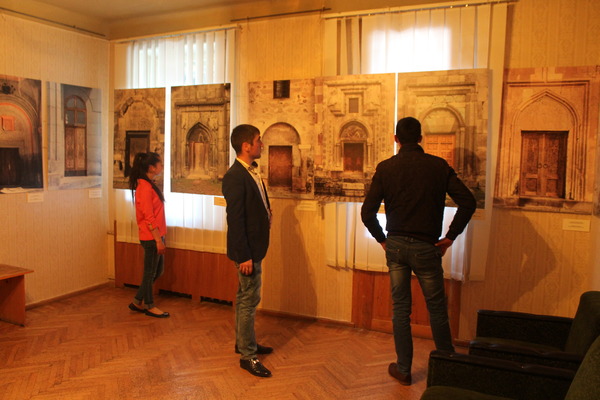 100 եկեղեցիների դռների լուսանկարները ցուցադրվեցին Գավառի պատկերասրահում