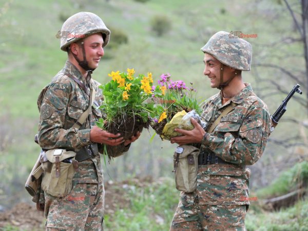 Քարվաճառի հրետանավորները որոշում են՝ ով պետք է ծաղիկները նվիրի դիրք այցելած լրագրողուհուն. «Հայ զինվոր»