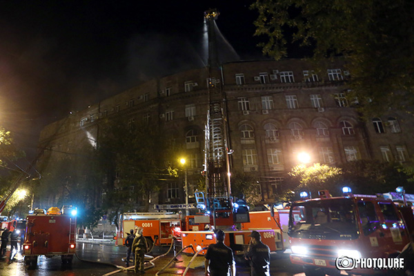 The building of the RA Ministry of Finance is on fire