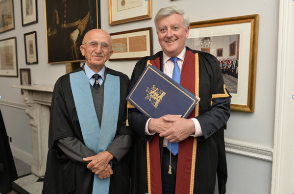 Պրոֆեսոր Գրիգոր Երզնկացյանը վիրաբուժության ոլորտում մեծ ավանդ ունենալու համար արժանացել է Իռլանդիայի Վիրաբույժների Թագավորական Քոլեջի բարձրագույն պարգեւին