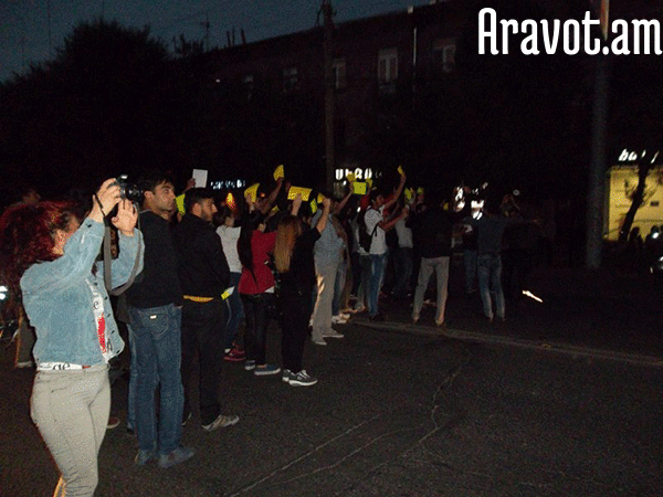 Գյումրեցիները փակել են գլխավոր փողոցը ու դեղին քարտ ցույց տվել իշխանություններին