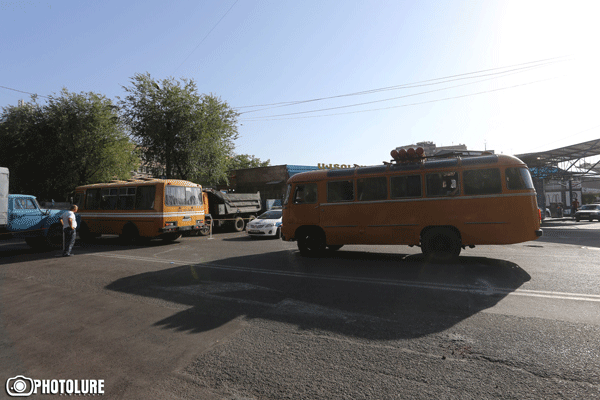 Հինգ ավտոբուսով և երեք երթուղայինով ոստիկաններ եկան Խորենացի փողոց