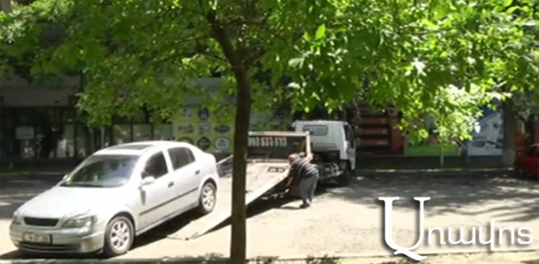 Խորենացի փողոցից ոստիկանները հեռացրին քաղաքացուն ու նրա մեքենան (Տեսանյութ)