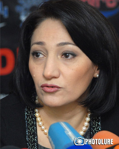Եթե տիկին Նազենին անկեղծ ցանկություն ունենար ճանաչել թատրոնը, ժամանակ կգտներ ներկա լինելու վերջին ութ ամիսներին թատրոնում տեղի ունեցած չորս պրեմիերաներից գոնե մեկին. Լիլիթ Գալստյան