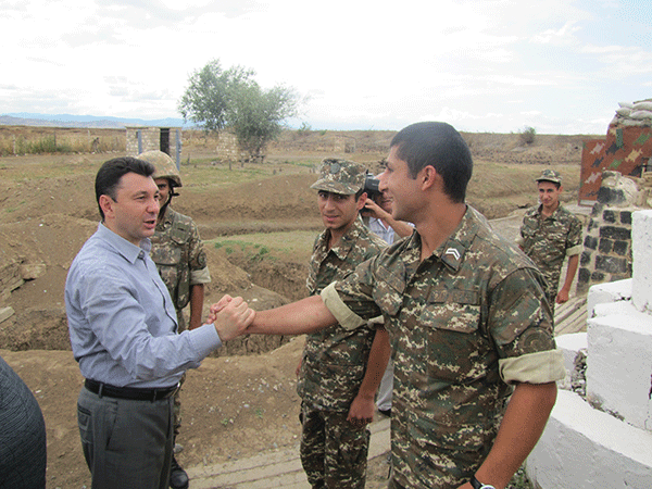 Էդուարդ Շարմազանովն այցելել է ԼՂՀ ՊԲ զորամասերից մեկի մարտական պահպանության դիրքեր