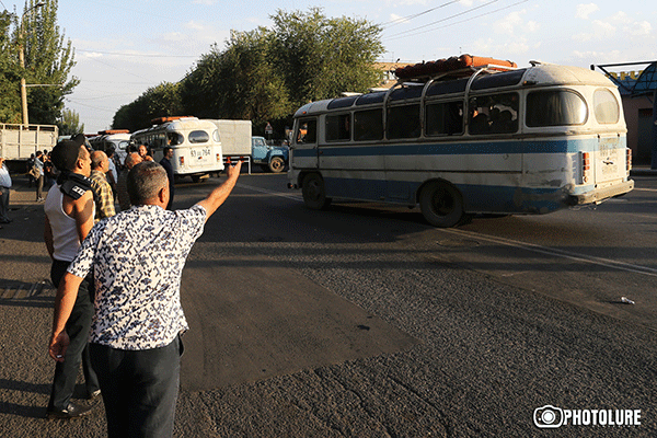 Մոտ 50 ավտոբուսով ոստիկանական ուժեր են կենտրոնացնում Խորենացի փողոցում