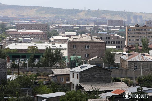 A group of armed citizens occupied the police station of Erebuni district and kept the policemen as a hostage