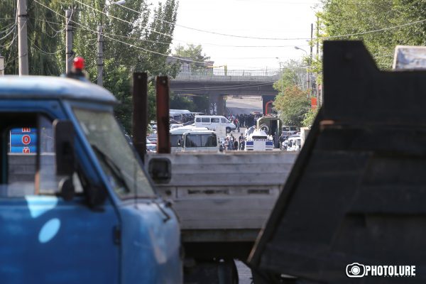 Երևանում մի խումբ զինված մարդիկ գրավել են Էրեբունու ոստիկանությունը և ոստիկաններին պատանդ են պահում: Այժմ ընդհանում են բանակցություններ: