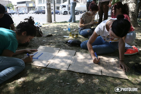 While the military group is keeping hostages of the police station of the Erebuni district of Yerevan, arrests take place on Yerevan streets