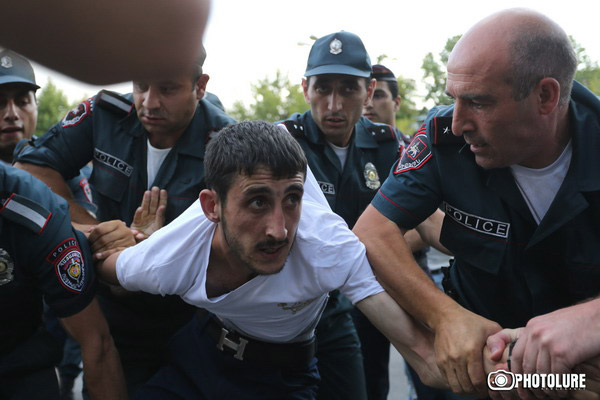 Հայկական Վերածնունդը դատապարտում է զանգվածային ձերբակալությունները