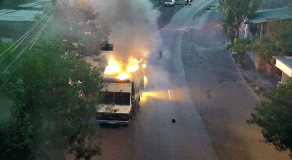Աշոտ Ահարոնյան. «Այս պահին երրորդ մեքենան է այրվում». (Տեսանյութ)