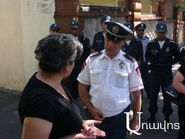 «Մեր երեխաներին սպանողները սովորական զինվորներ չեն, այլ հրամանատարներ են». սեւազգեստ մայրը` նախագահականի դիմաց (Տեսանյութ)