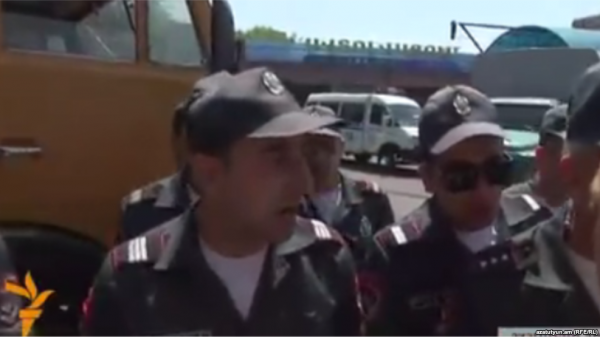 Ինչպես է ոստիկանը հարվածում լրագրողին (Տեսանյութ)