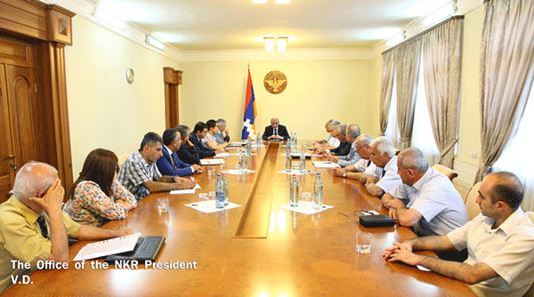 Բակո Սահակյանը կուսակցությունների ներկայացուցիչների հետ քննարկել է սահմանադրական բարեփոխումներին վերաբերող հարցեր