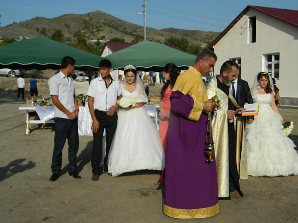 Բնակարանամուտ եւ հարսանիք Իշխանաձորում