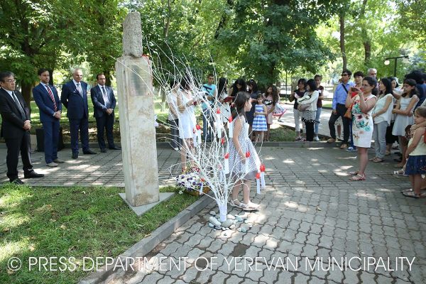 Հարգանքի տուրք Երևանում` Հիրոսիմայի ատոմային ռմբակոծության զոհերի հիշատակին