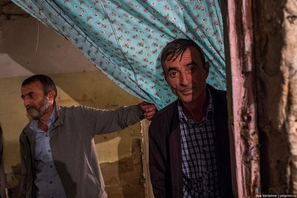 Ինչպես են ապրում անպիտան մարդիկ Բաքվում. Ռուս բլոգերը Բաքվի փախստականների մասին