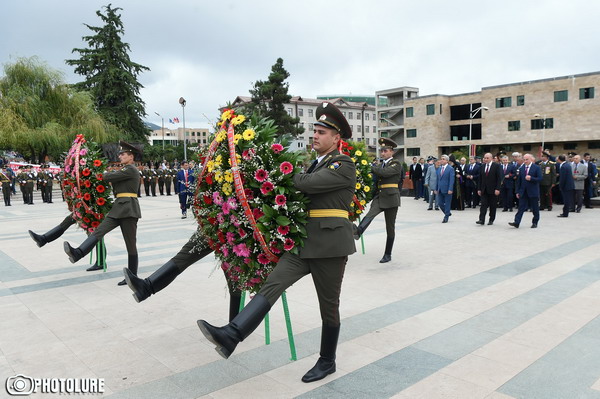 Սերժ Սարգսյանը Արցախյան ազատամարտում զոհվածների պանթեոնում ծաղիկներ է դրել
