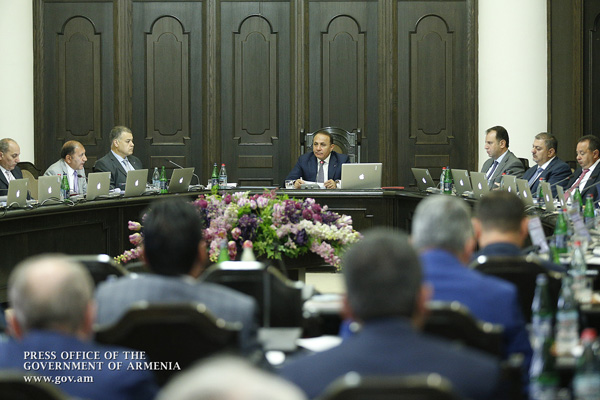Նախքան օրակարգային հարցերի քննարկումը վարչապետը շնորհավորել է ԼՂՀ անկախության 25-ամյակը