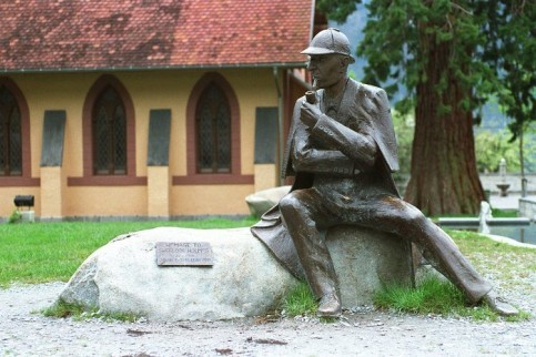Շերլոկ Հոլմսի արձանը եւ թանգարանը՝ Շվեյցարիայի Մեյրինգեն քաղաքում: