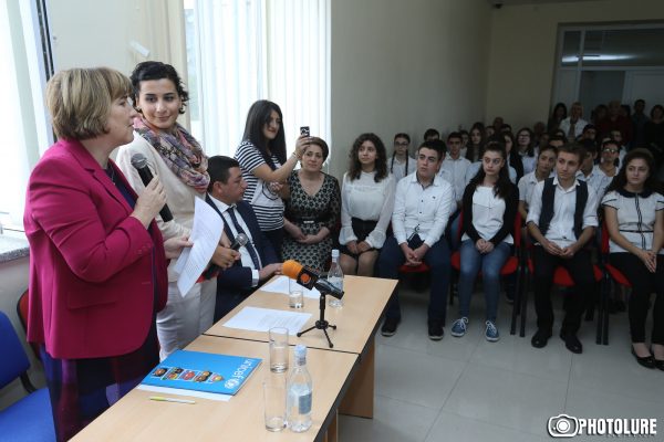 Acting Minister of Education and Science Levon Mkrtchyan and acting representative of the United Nations Children's Fund (UNICEF) Liv Elin attended the 'World's Biggest Lesson' event at Manuk Abeghyan No. 3 High School