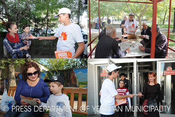 Երիտասարդ կամավորները բաժանում են «Էրեբունի-Երևան 2798» տոնակատարության տեղեկատվական ուղեցույցներ
