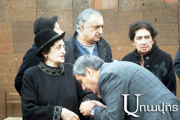 Վազգեն Սարգսյանի եղբայրը համբուրեց Ռիմա Դեմիրճյանի ձեռքը (Տեսանյութ)
