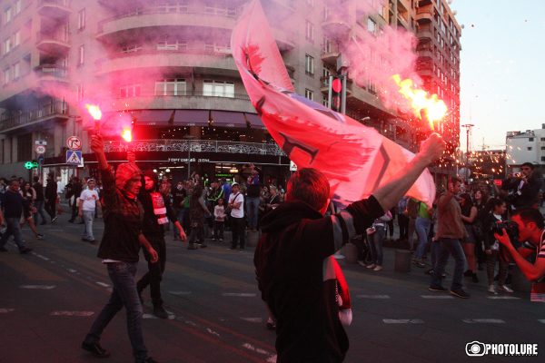 FIFA-2018. Hundreds of fans march to Vazgen Sargsyan Republican Stadium to see Armenia-Romania qualifying match