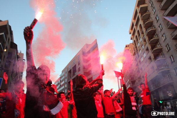 FIFA-2018. Hundreds of fans march to Vazgen Sargsyan Republican Stadium to see Armenia-Romania qualifying match
