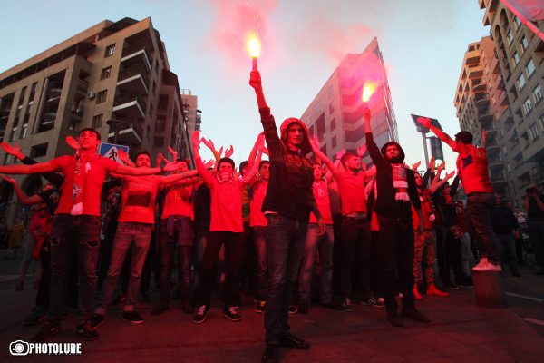 FIFA-2018. Hundreds of fans march to Vazgen Sargsyan Republican Stadium to see Armenia-Romania qualifying match