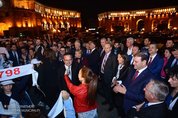 Երևանի և Փարիզի քաղաքապետերը շրջել են գիշերային տոնական Երևանում