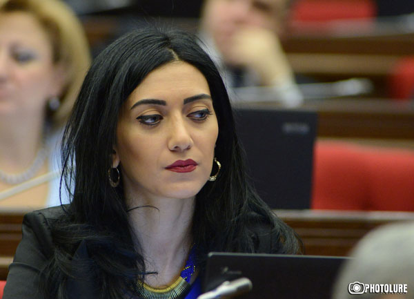 «Երկրագնդի ամենաչքնաղ նախարար հարգարժան օրիորդ Հովհաննիսյան». Ուրիխանյանը՝ Արփինե Հովհաննիսյանին (Տեսանյութ)