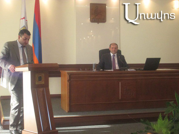 Հրապարակի տոնածառի վրա Երեւանի քաղաքապետարանը գումար չի ծախսում, միայն աշխատուժին է վճարում (Տեսանյութ)