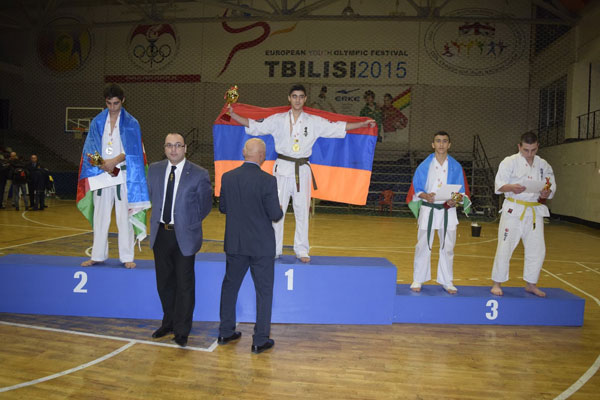 Ադրբեջանի պատվիրակության ղեկավարները պարգեւատրությունների ժամանակ մարզիկներից վերցրել են Հայաստանից ցածր եղած իրենց դրոշները