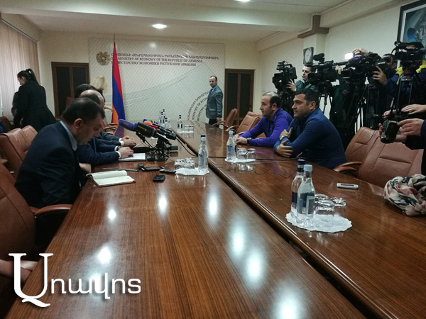 Սուրեն Կարայանը Արտակ Ասատրյանի եւ Արտակ Ավագյանի հետ