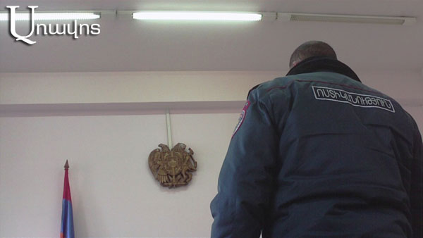 Ըստ վկա ոստիկանի՝ իր վերադասը հայհոյել է բերման ենթարկվող օպերատորին (Տեսանյութ)