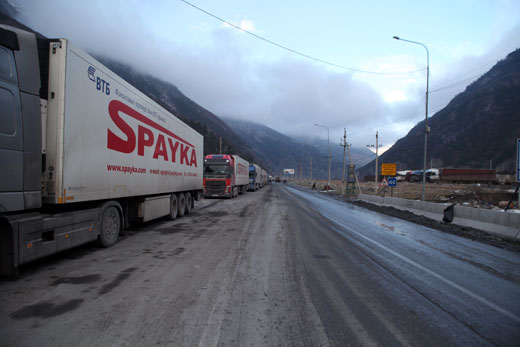 Վրացական կողմում մնացած ծանրաքարշ մեքենաները շարունակել են ճանապարհը