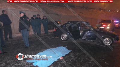 BMW-ն բախվել է էլեկտրասյանն ու մի քանի մետր գլխիվայր շրջվելով՝ հայտնվել հանդիպակաց ճանապարհին. կա 1 զոհ. 2 վիրավոր. shamshyan.com