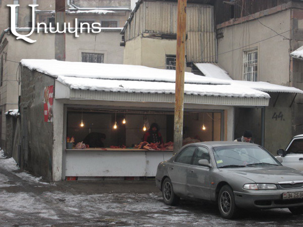 ԳՈՒՄ-ի շուկայի տարածքում միսն առայժմ փոշոտ փողոցում ու բաց է վաճառվում (Տեսանյութ)