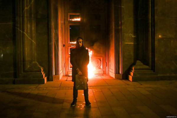 ՌԴ Անվտանգության դաշնային ծառայության դուռն այրած նկարիչն ընտանիքի հետ լքել է Ռուսաստանը